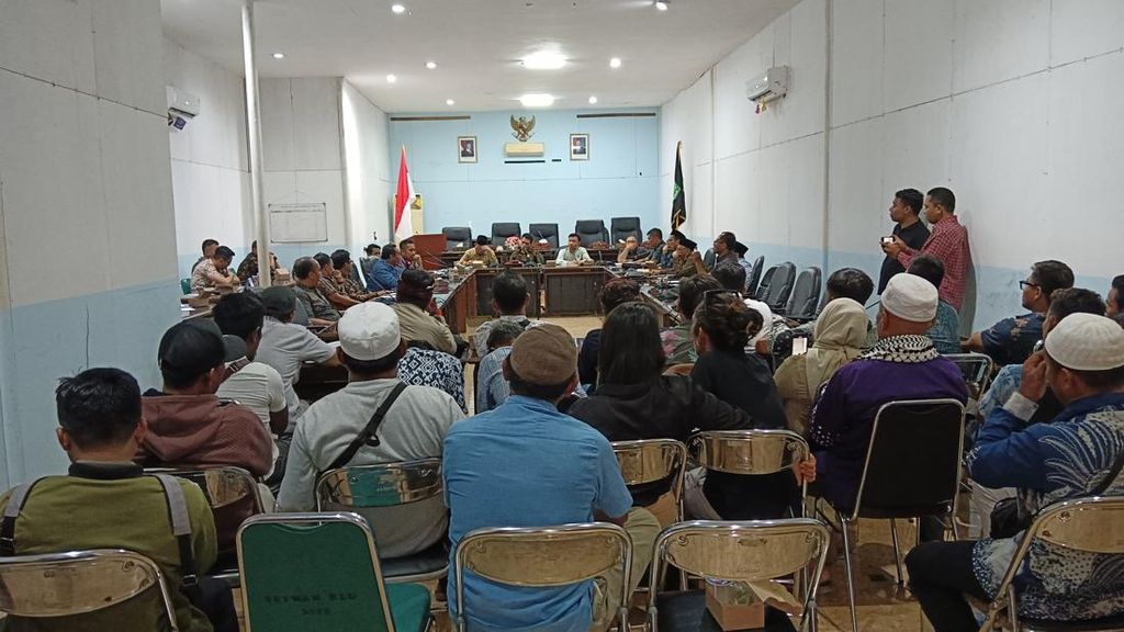 Warga Gili Meno, Lombok Utara, mengadu ke DPRD karena krisis air berkepanjangan, Kamis (14/11/2024).